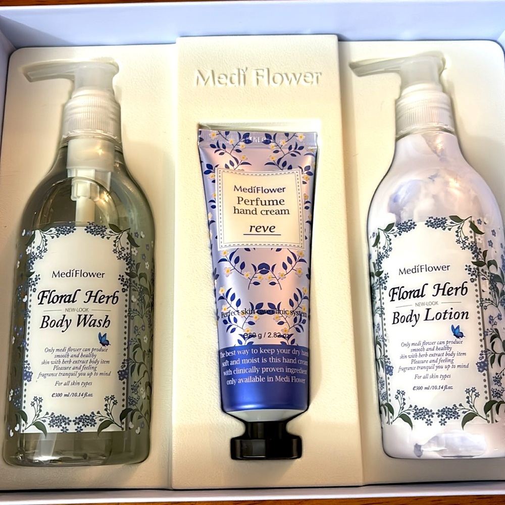 MEDI FLOWER Body Care Set, new in packaging, NWT